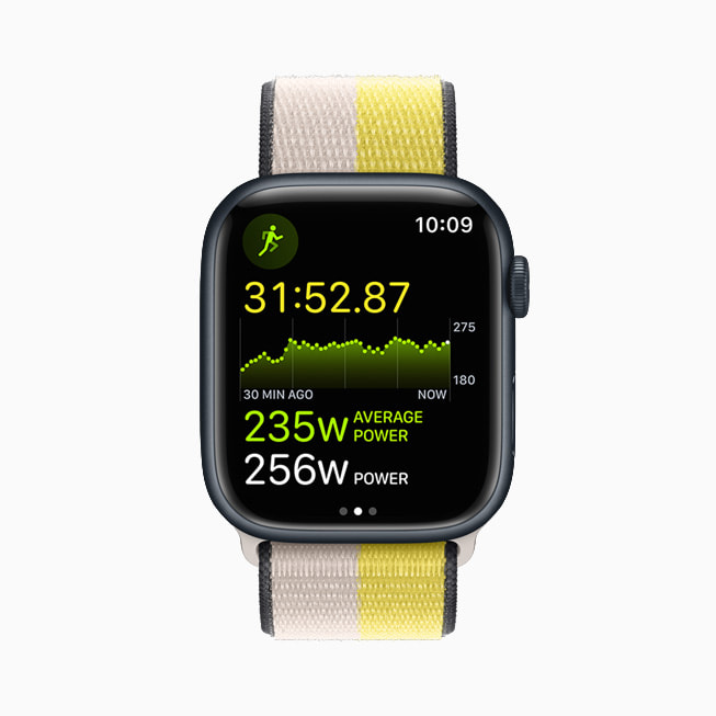 在 Apple Watch Series 7 上展示跑步功率指标。
