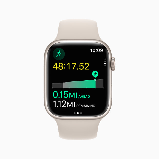 在 Apple Watch Series 7 上展示配速提醒。