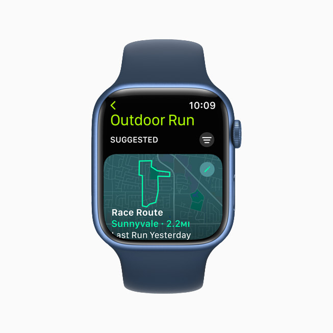在 Apple Watch Series 7 上展示“户外跑步”的竞速路线。