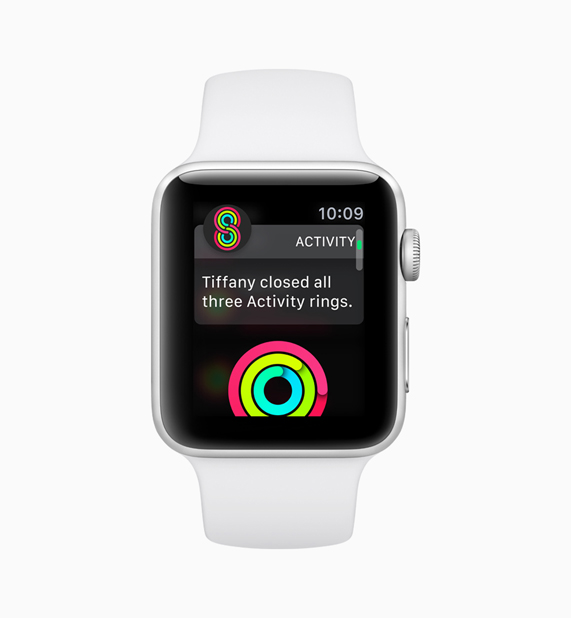 白色款 Apple Watch 在展示健身记录竞赛软件