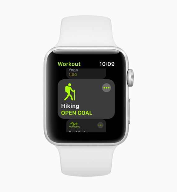 白色款 Apple Watch 在展示新增的登山体能训练界面