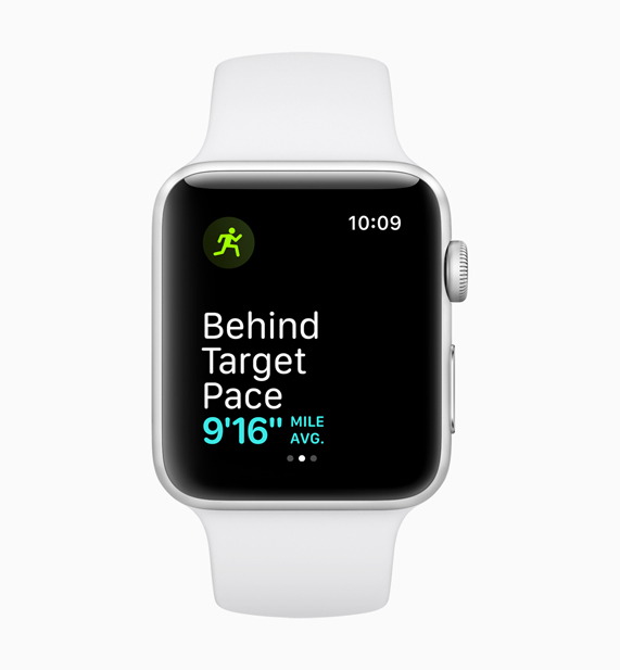 白色款Apple Watch 在展示低于目标的配速功能