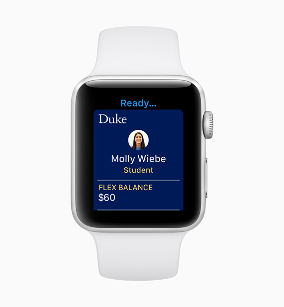 白色的 Apple Watch 屏幕上展示新的学生证功能