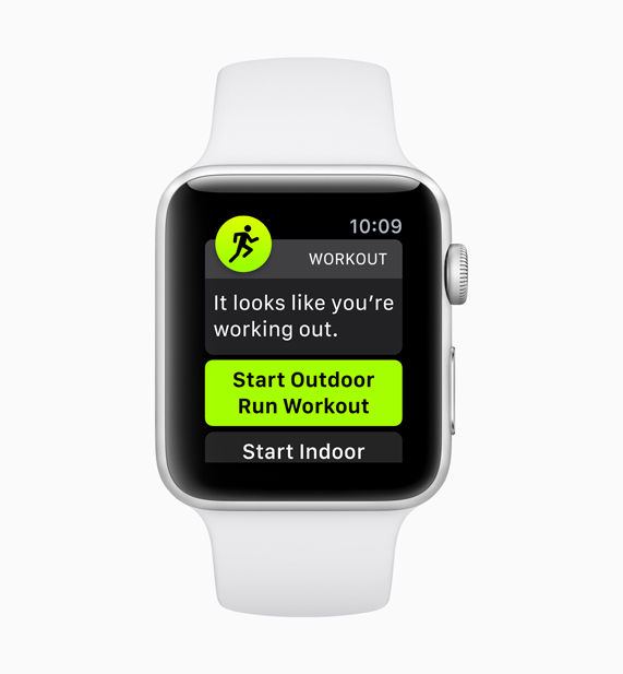 白色款 Apple Watch 在展示全新的体能训练自动检测功能开始运行