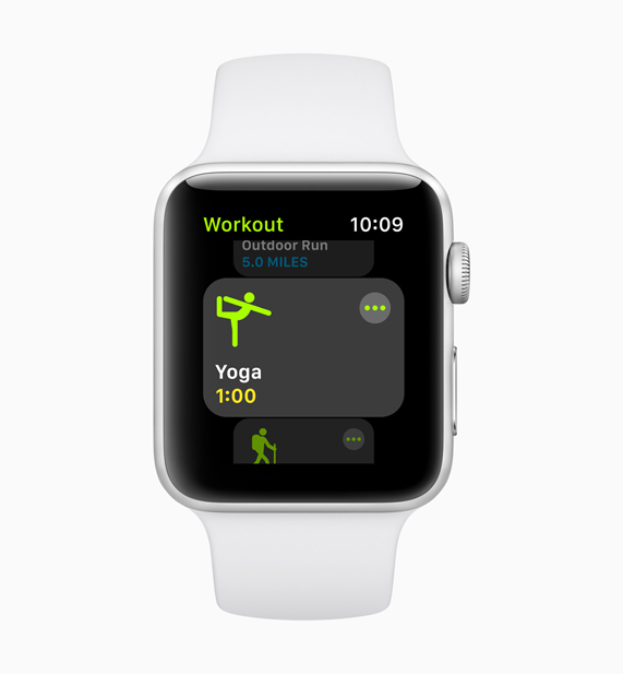 白色款 Apple Watch 在展示新增的瑜伽体能训练界面