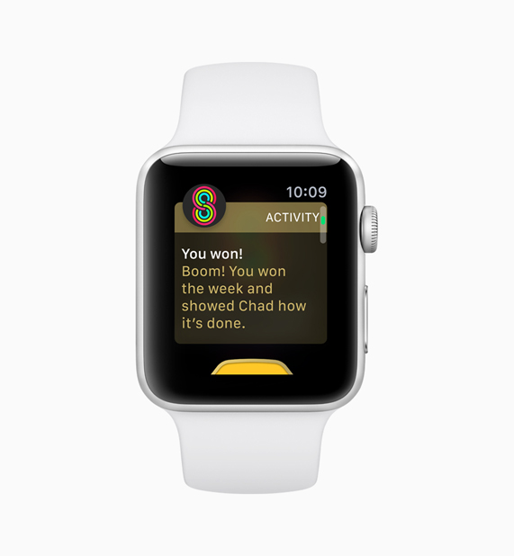 白色款 Apple Watch 在展示用户赢得健身记录竞赛的界面