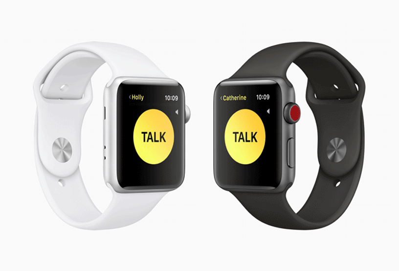 两款 Apple Watch 在展示新的软件功能