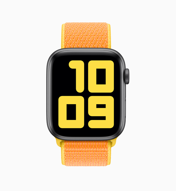 Apple Watch 搭配橙色及黄色回环形表带。