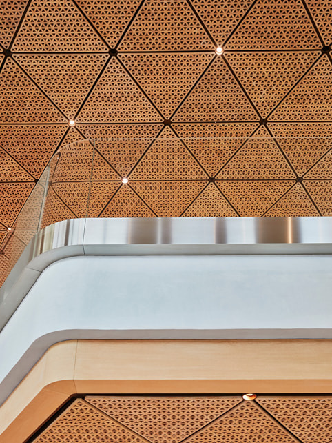 Apple BKC 零售店三角形木质天花板的特写镜头。