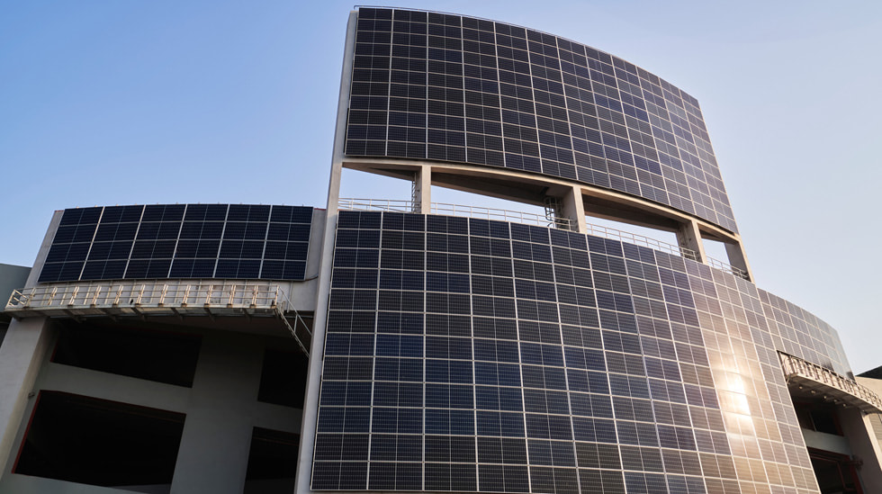 无人机拍摄的 Apple BKC 零售店专用太阳能电池板。