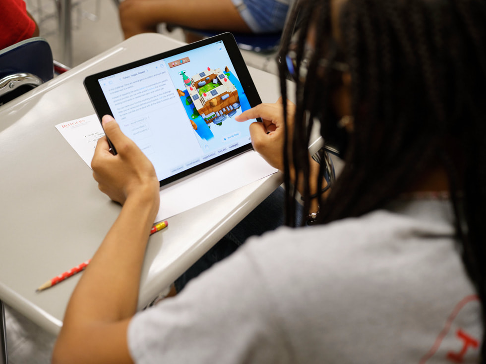 一名参加 Rutgers 4-H Computers Pathways 计划的学生在教室中使用 iPad。