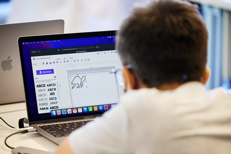 一名学生在加州州立大学多明格斯山分校的“STEAM Max”体验活动中使用笔记本电脑。