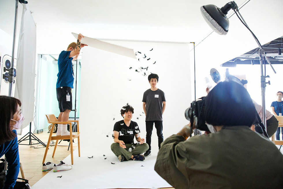 在东京创想营课程里，一名 Apple 志愿者正在协助拍摄照片。