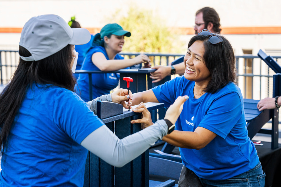 Apple 团队成员在加州 Santa Clara 进行志愿工作。