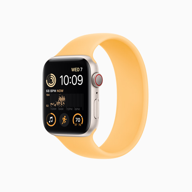 星光色铝金属表壳的 Apple Watch SE，搭配暖阳色单圈表带。
