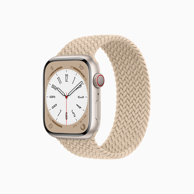 星光色铝金属表壳的 Apple Watch Series 8，搭配米色编织单圈表带。