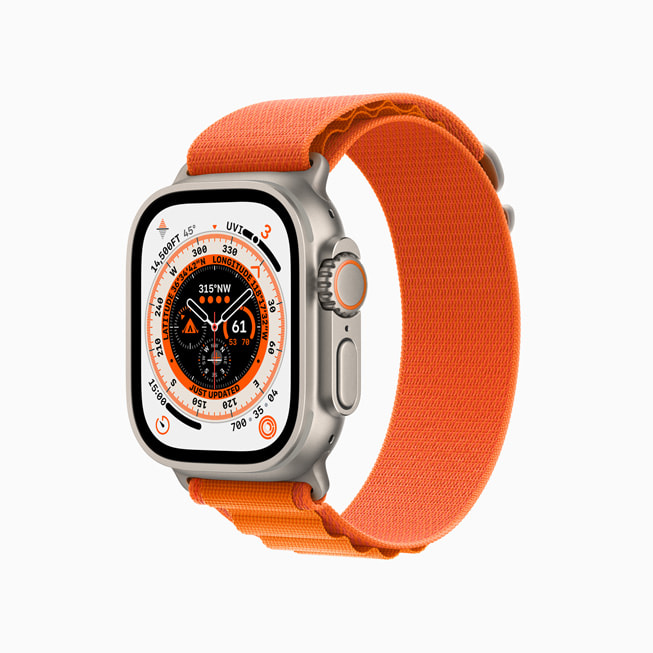 搭配橙色高山回环式表带的 Apple Watch Ultra。