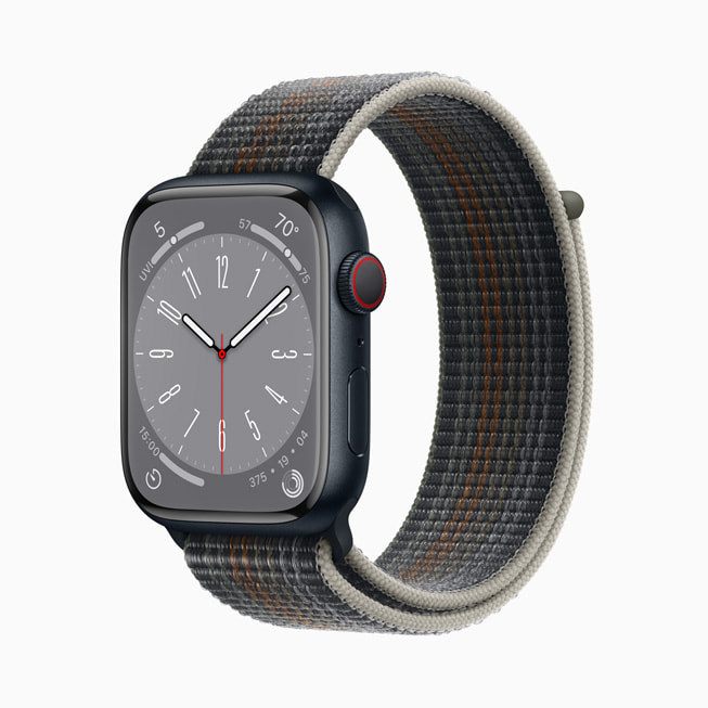 午夜色铝金属表壳的新款 Apple Watch Series 8。