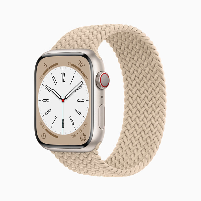  星光色铝金属表壳的新款 Apple Watch Series 8。 