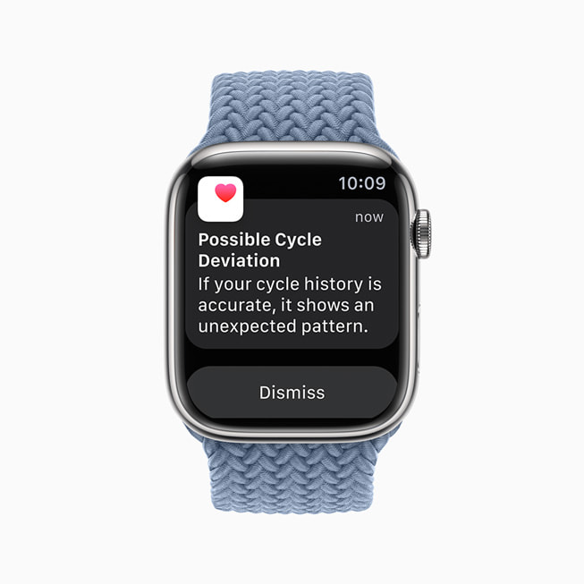 银色不锈钢外观的 Apple Watch Series 8 显示了一条“Possible Cycle Deviation”（可能出现经期异常）的通知。 