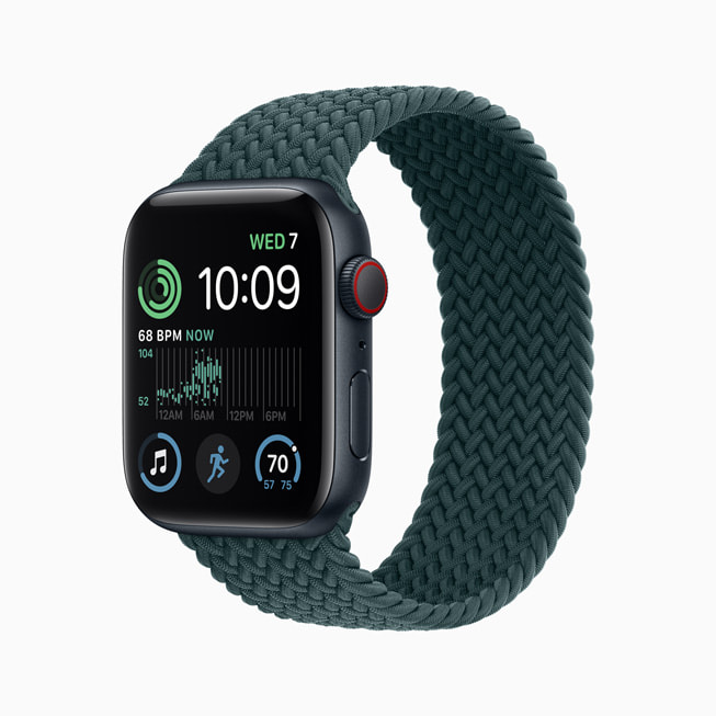 午夜色铝金属表壳的新款 Apple Watch SE。 