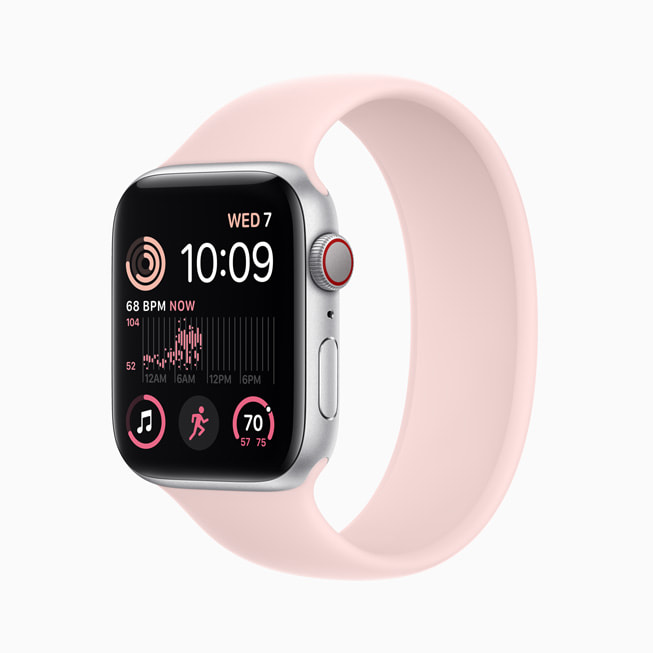 银色铝金属表壳的新款 Apple Watch SE。
