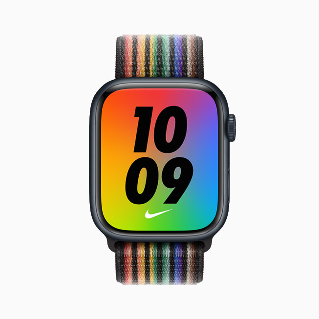 Apple Watch 的新款彩虹版 Nike 回环式运动表带与 Nike 回弹表盘。