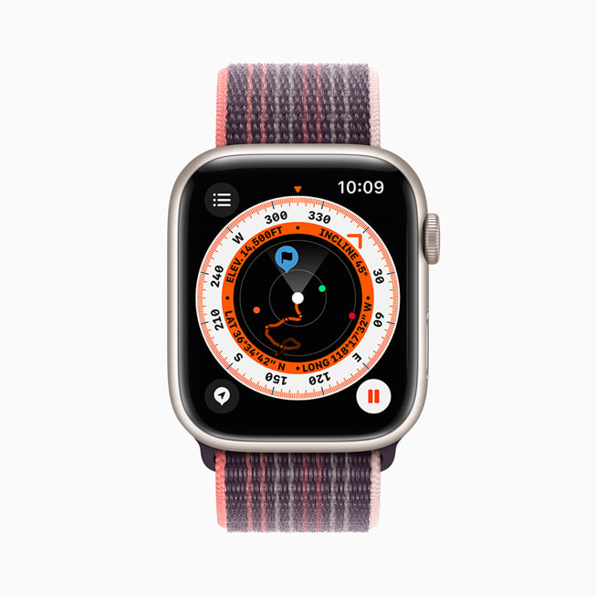 Apple Watch Series 8 上显示的全新指南针 app。