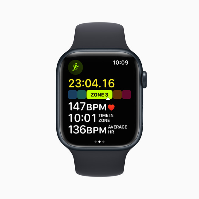 Apple Watch Series 8 上显示的体能训练 app 中全新的心率区间功能。