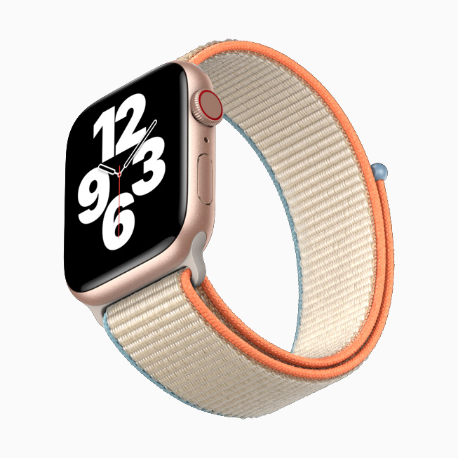 Apple Watch SE，搭配金色铝金属表壳和回环式运动表带。