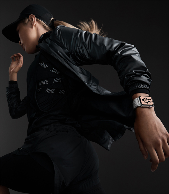一个佩戴新款 Apple Watch Nike+ 的女子。