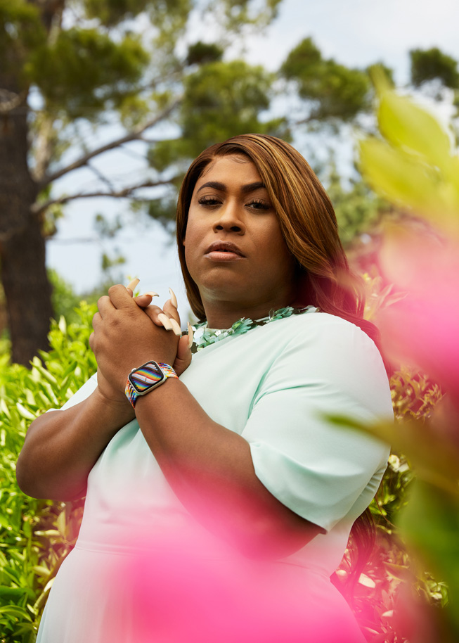 LGBTQ+ 拥护者 Dominique Morgan 佩戴着 Apple Watch 彩虹版编织单圈表带和彩虹版表盘。