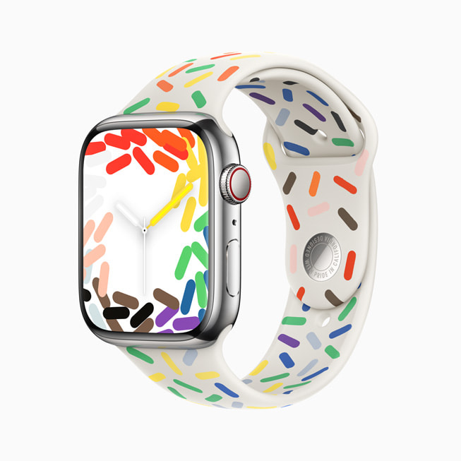 Apple Watch Series 8 搭配全新 Apple Watch 彩虹版表盘与表带。 