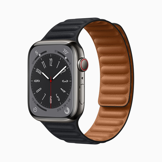 石墨色不锈钢表壳的新款 Apple Watch Series 8。