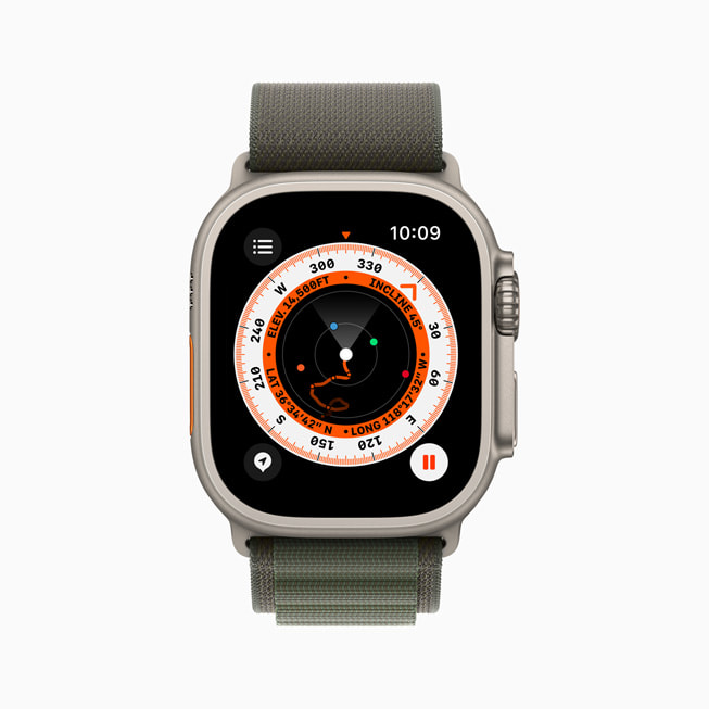 配有绿色高山回环式表带的 Apple Watch Ultra 上显示标有航点的指南针 app。