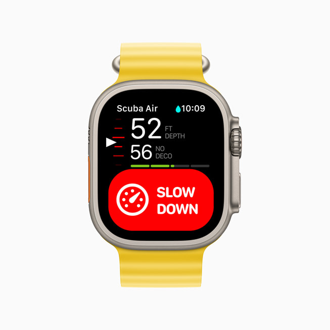 Apple Watch Ultra 上的 Oceanic+ app 闪烁显示警告。