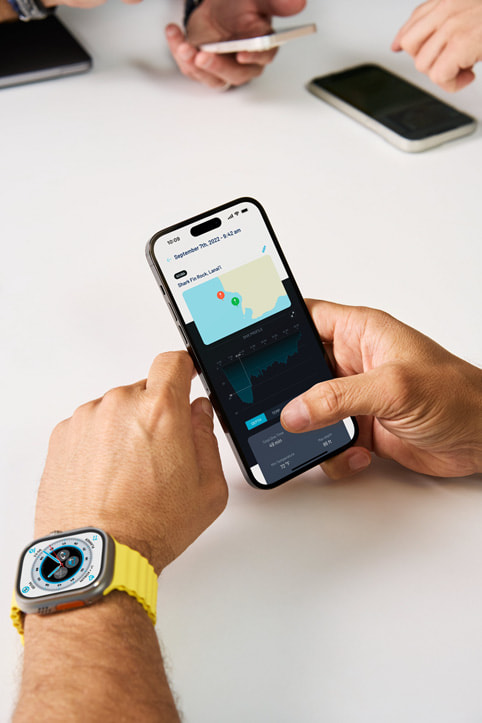 Andrea Silvestri 佩戴着 Apple Watch Ultra，看着 Oceanic+ 的 iPhone 版配套 app。