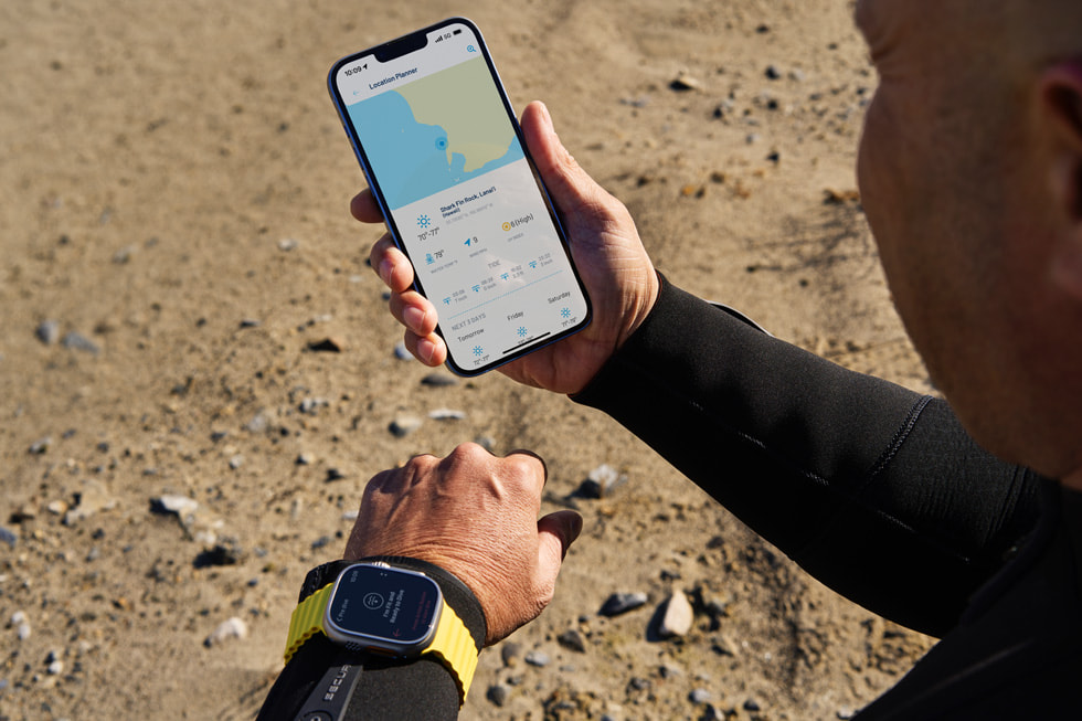 一名潜水者正在看着 Apple Watch Ultra 上的 Oceanic+ app。