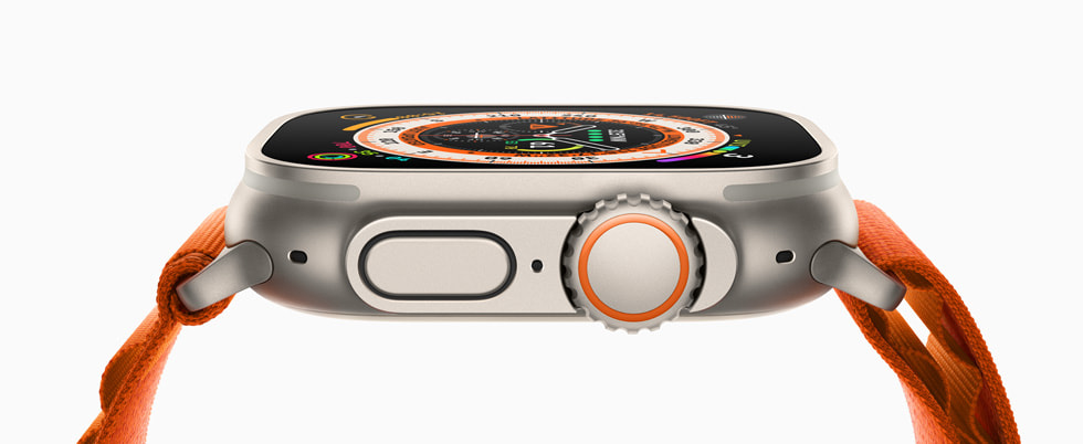 Apple Watch Ultra 的侧面视图，展示体积更大的数码表冠与侧边按钮。