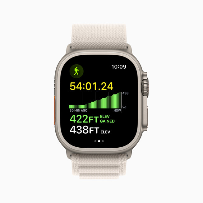 配有星光色高山回环式表盘的 Apple Watch Ultra 在体能训练 app 中显示海拔高度。