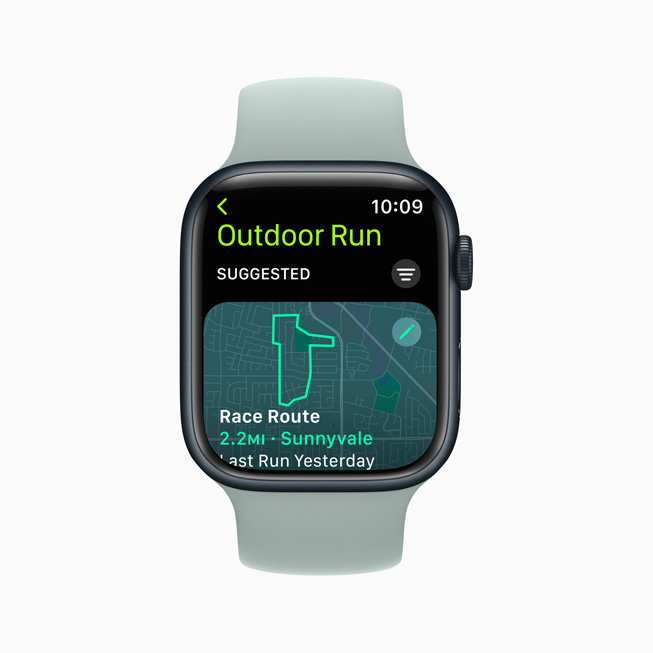 Apple Watch Series 8 显示户外跑步的竞速路线。
