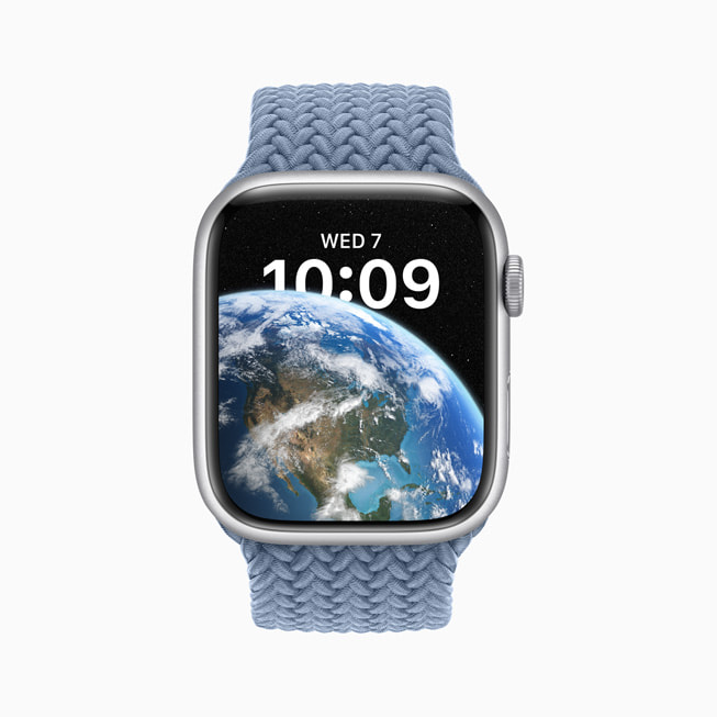 Apple Watch Series 8 显示“天文”表盘.