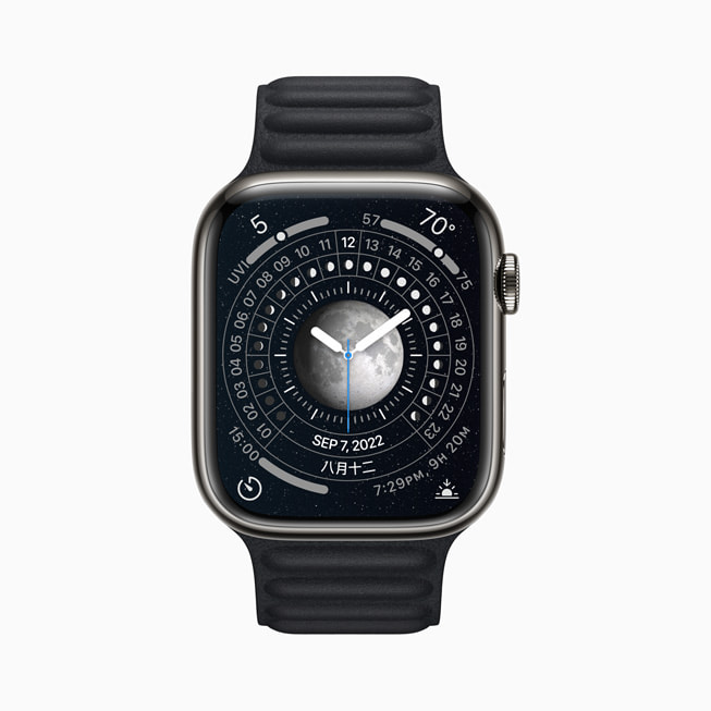 Apple Watch Series 8 显示“月相”表盘.