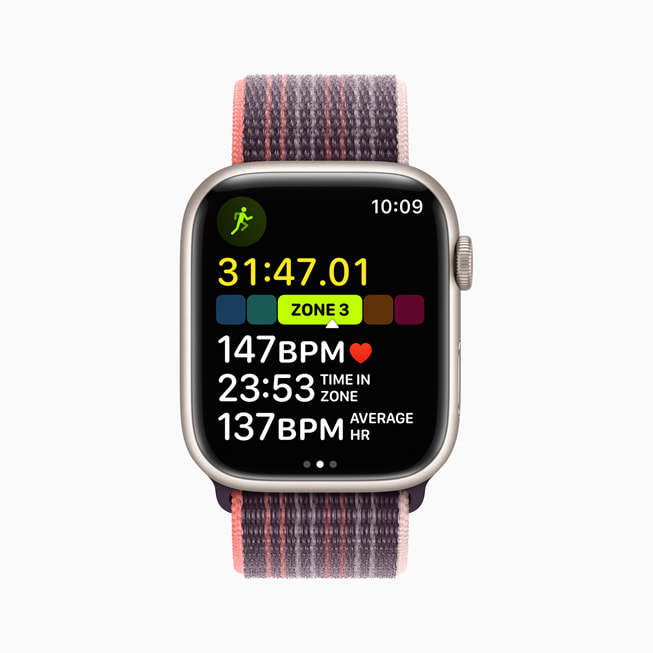 Apple Watch Series 8 显示体能训练 app 中的心率区间视图.