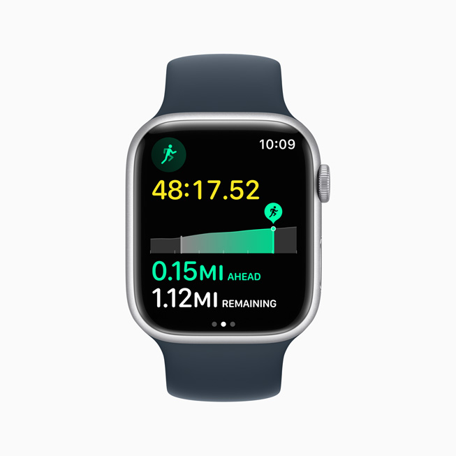 Apple Watch Series 8 显示跑步体能训练中的配速指导。