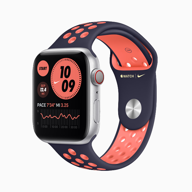 Apple Watch Nike 搭配蓝黑配艳芒果色 Nike 运动表带。 