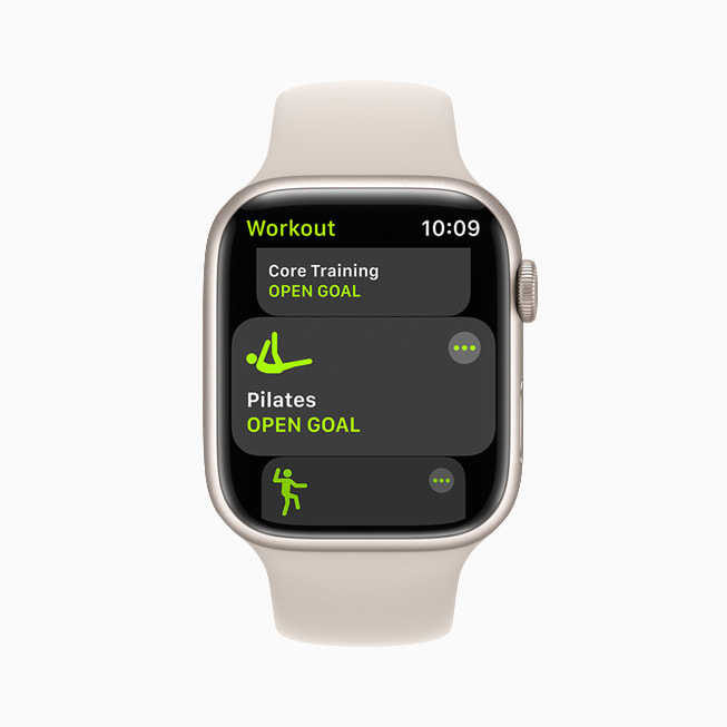 Apple Watch Series 7 上展示 watchOS 8 的体能训练 app 中的普拉提训练。