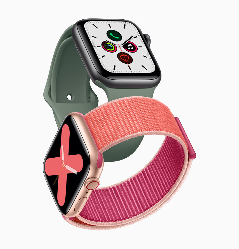 两款 Apple Watch Series 5 手表。