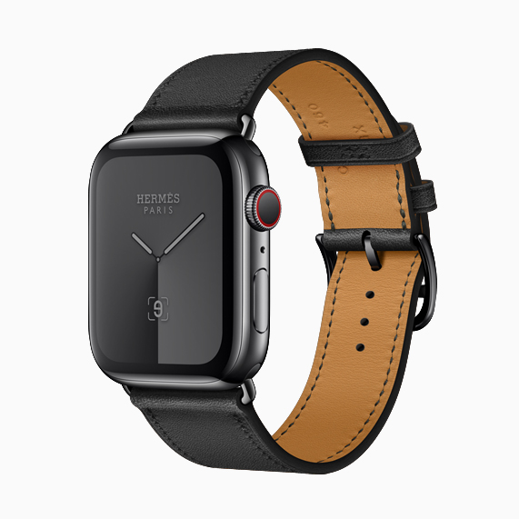 配有新款全黑配色表带的 Apple Watch Hermès。