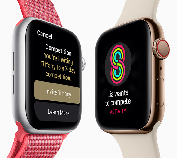 两部 Apple Watch Series 4 并排摆放，显示一用户向其好友发起竞赛挑战。